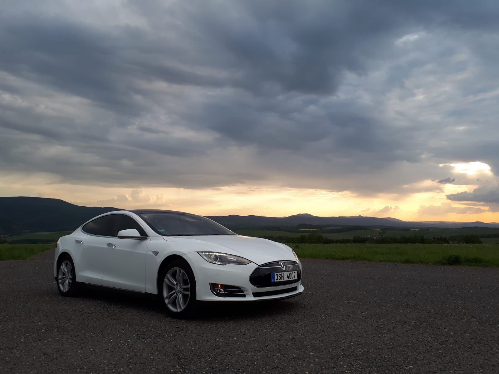 Tesla Model S pod stromy