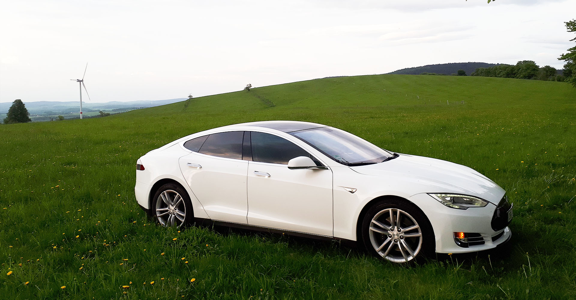 Tesla Model S při večerní jízdě